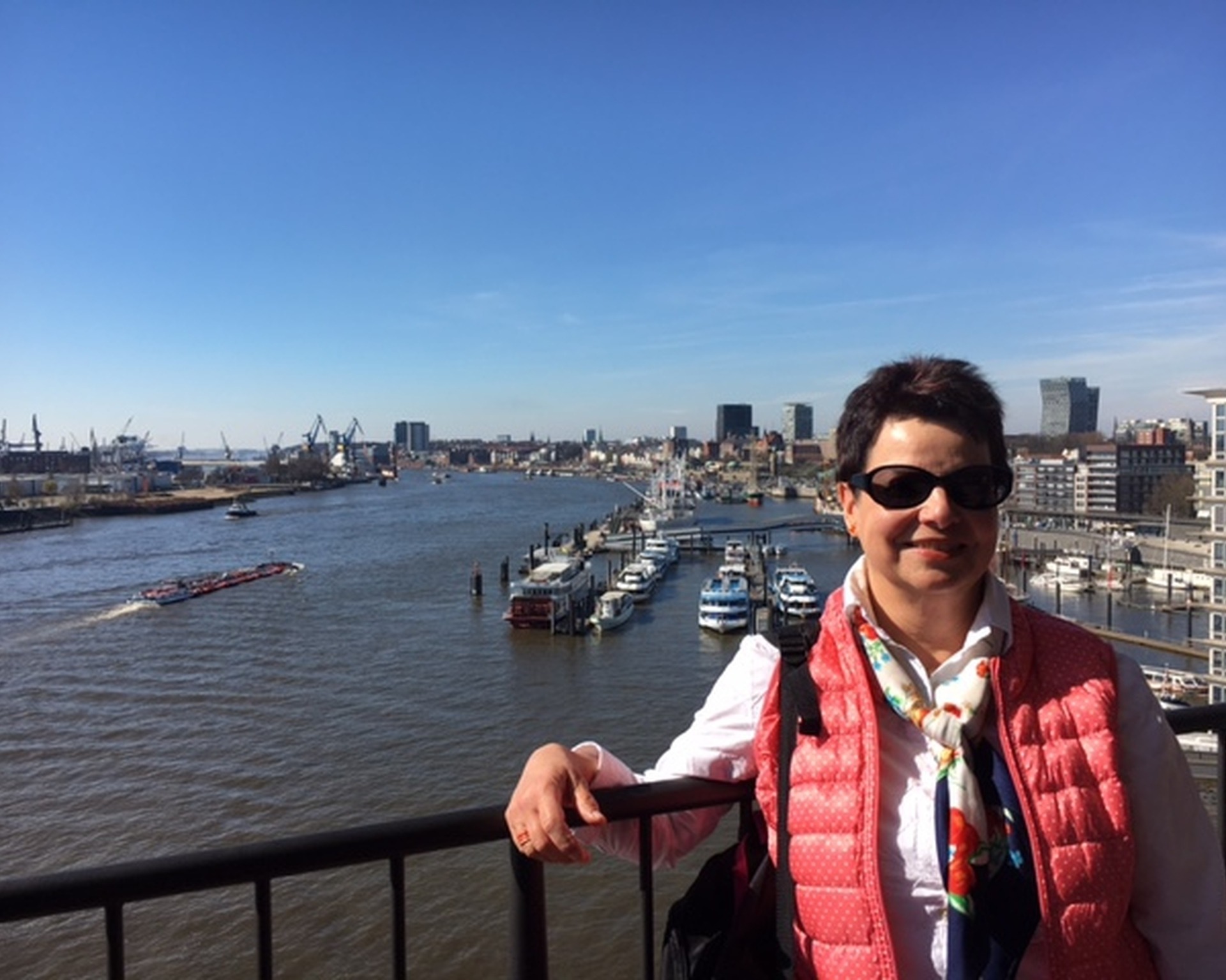 Hotelgast Ortrud auf dem Plaza der Elbphilharmonie bei strahlendem Wetter! Ortrud Plaza Elbphilharmonie